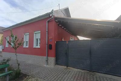 Casă cu 3 camere cu Teren 900 Mp în Central - 1