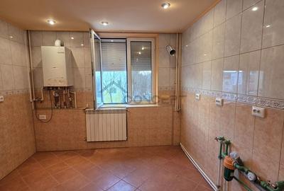 Apartament cu 3 camere semidecomandat în 1 Decembrie 1918 - 1