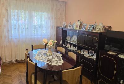 Apartament cu 3 camere decomandat în Progresul