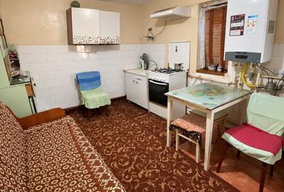 Casă cu 4 camere decomandat în Central