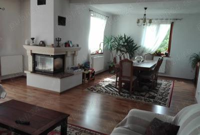 Casă cu 5 camere cu Teren 2272 Mp în Central - 1