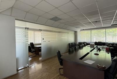 Birou, de 1,600 mp, în Zona Industrială - 8