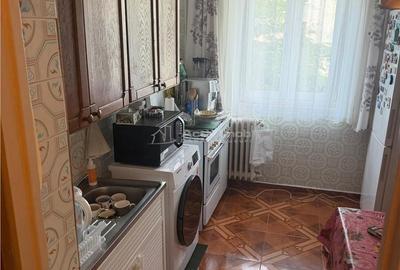 Apartament cu 3 camere decomandat în Titan