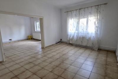 Apartament cu 3 camere nedecomandat în Centrul Civic