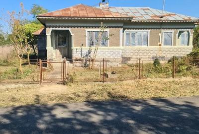 Casă cu 3 camere cu Teren 1314 Mp în Central