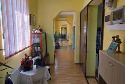 Casă cu 4 camere cu Canalizare în Central - 2