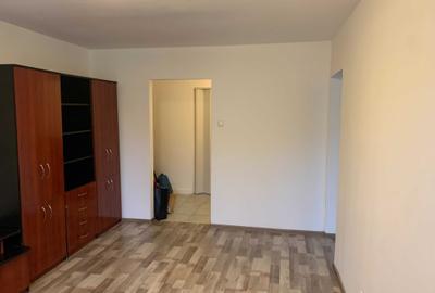 Apartament cu 3 camere semidecomandat în Exterior Vest