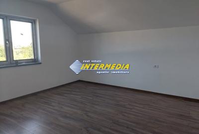 Casă individuală cu 5 camere cu Canalizare în Cetate