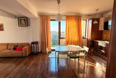 Apartament cu 3 camere semidecomandat, mobilat în Central