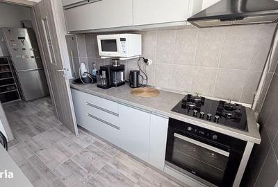 Apartament cu 3 camere semidecomandat în Calea București