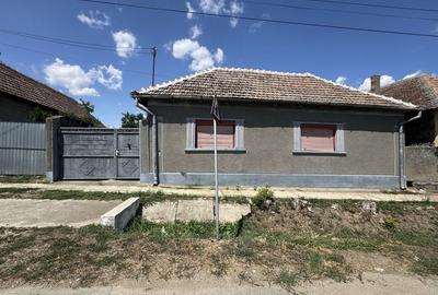Casă cu 4 camere în Tulca
