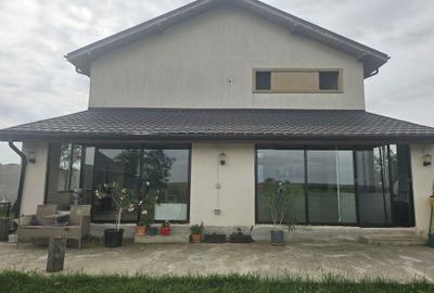 Casă cu 4 camere în Central