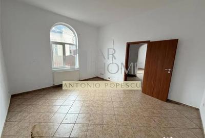 Casă cu 4 camere cu Teren 230 Mp în Central