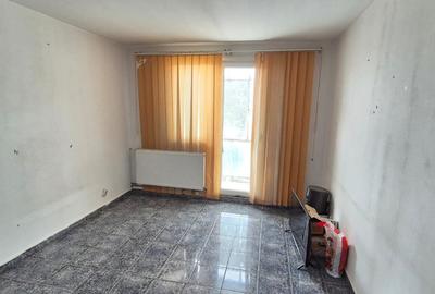 Apartament cu 3 camere semidecomandat în Șega