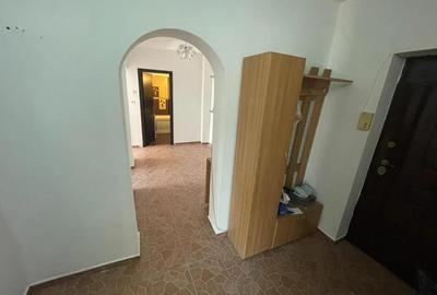 Apartament cu 3 camere decomandat, mobilat în Nicolina