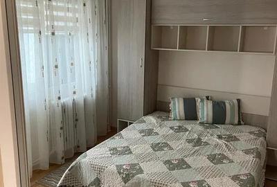 Apartament cu 3 camere semidecomandat, mobilat în Podu Roș