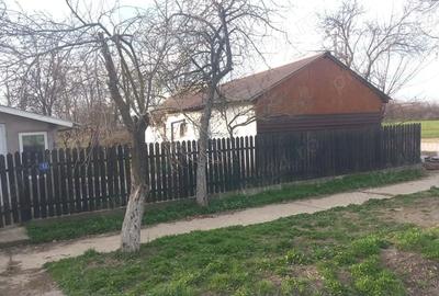 Casă cu Teren 943 Mp în Vâlcelele