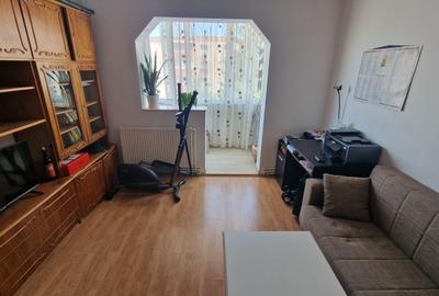 Apartament cu 3 camere semidecomandat în Tractorul - 7