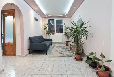Apartament cu 3 camere semidecomandat în Central