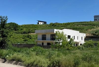 Casă cu Teren 1800 Mp în Central