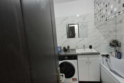 Apartament cu 3 camere semidecomandat în Govândari