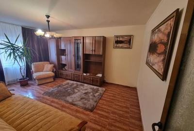 Apartament cu 3 camere decomandat, mobilat în Casa de Cultură