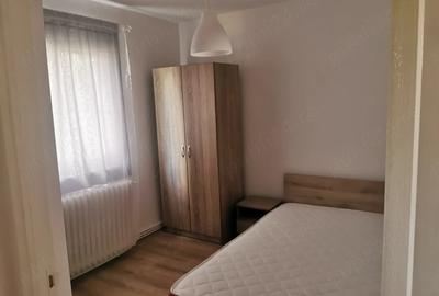 Apartament cu 3 camere semidecomandat în Simeria
