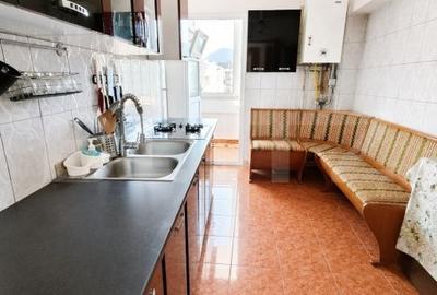 Apartament cu 3 camere decomandat în Astra