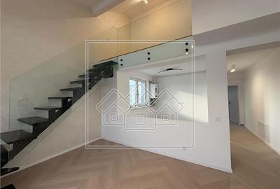 Penthouse cu 3 camere decomandat în Exterior Vest