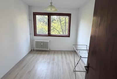 Apartament cu 3 camere semidecomandat în Gorjului