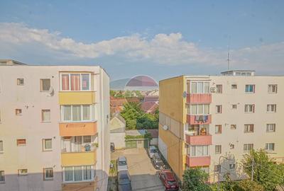 Apartament cu 3 camere semidecomandat, mobilat în Central