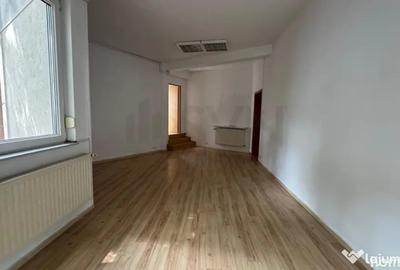 Casă cu 10 camere cu Teren 402 Mp în Lacul Tei