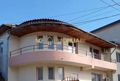 Casă individuală cu 6 camere cu Canalizare în Mihai Bravu