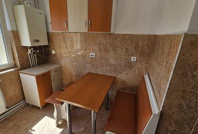 Apartament cu 3 camere decomandat în Micro 16