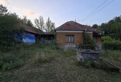Casă cu 2 camere cu Teren 2563 Mp în Boiu