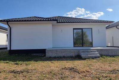 Casă individuală cu 4 camere cu Canalizare în Nord