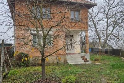 Casă cu 4 camere cu Teren 976 Mp în Luna
