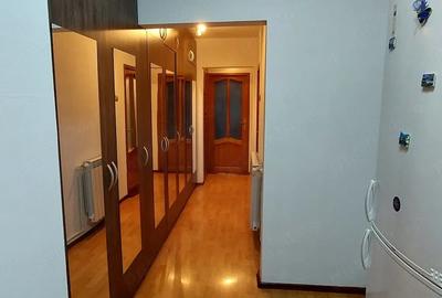 Apartament cu 3 camere decomandat în Siderurgiștilor