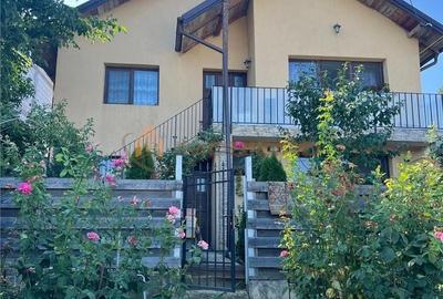 Casă cu 4 camere în Uricani