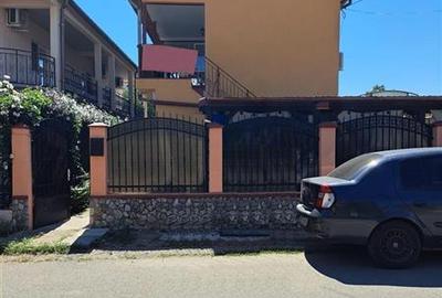 Casă individuală cu 6 camere cu Teren 200 Mp în Central - 1