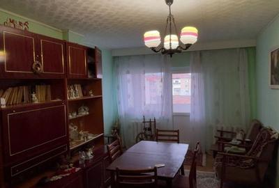 Apartament cu 3 camere decomandat, mobilat în Exterior Vest