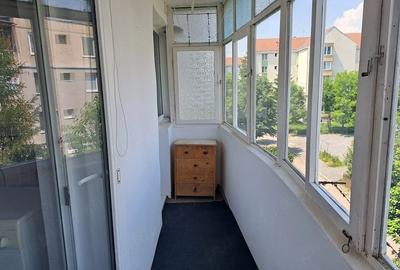 Apartament cu 3 camere decomandat în Exterior Vest