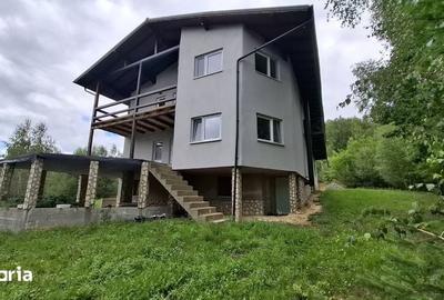 Casă cu 4 camere cu Teren 640 Mp în Central
