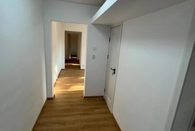 Apartament cu 3 camere semidecomandat în Ostroveni