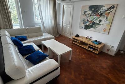 Apartament cu 3 camere semidecomandat în P-ța Victoriei