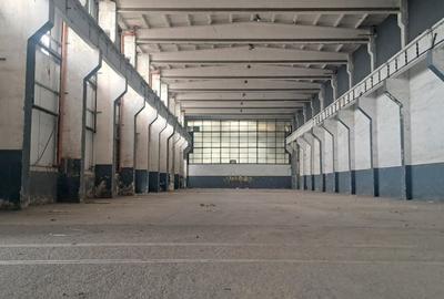 Spațiu comercial, de 2,000 mp, în Titan