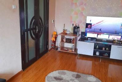 Apartament cu 3 camere semidecomandat în Petros