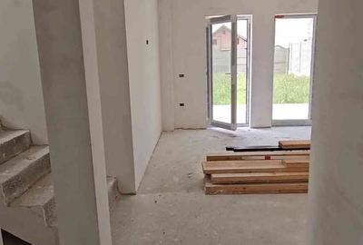 Casă cu 4 camere cu Teren 635 Mp în Giarmata