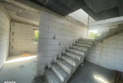 Casă cu 4 camere în Ungureni