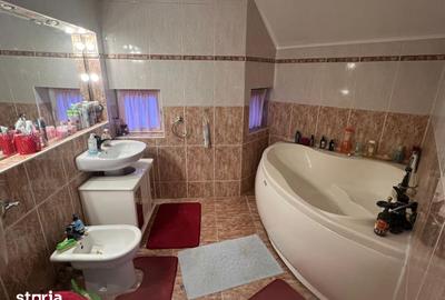 Casă cu 8 camere cu Teren 1000 Mp în Nufărul - 7